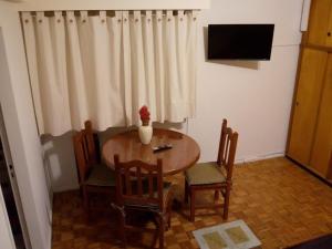 布宜诺斯艾利斯Cortina的配有桌椅和电视的客房