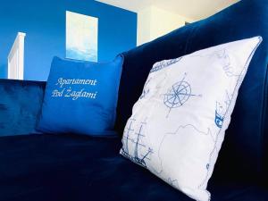 泽格雷兹Apartamenty Pod Żaglami的蓝色的沙发,配有两个枕头