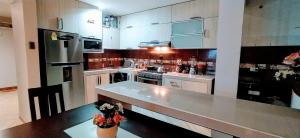 特鲁希略Apartamento en el corazón de Trujillo的厨房配有白色橱柜和台面
