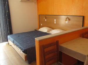 卡尔扎迈纳科斯一室公寓经济酒店的一间卧室,配有两张床