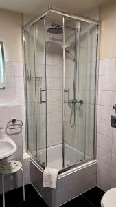 基尔霍诺酒店的带淋浴的浴室和玻璃门