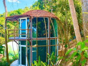 珍南海滩MyRus Resort Langkawi的花园中久未被发现的树屋