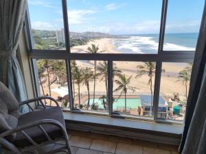 马盖特Seabrook In-house Holiday Rentals的客房享有海滩和大海的景致。