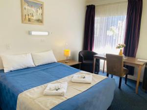 努里乌特帕巴罗莎旅游汽车旅馆的酒店客房,配有带毛巾的床