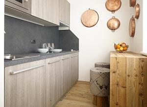 Ciasa Mancin Suite-Apartments的厨房或小厨房