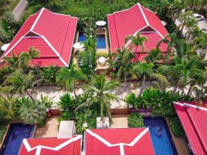 班巴克洛Boutique Resort Private Pool Villa - SHA Extra Plus的享有红色屋顶房屋的空中景致