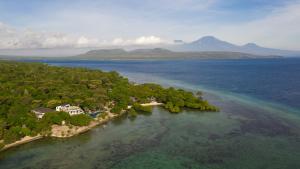 班尤温当Plataran Menjangan Resort and Spa - CHSE Certified的海洋岛屿的空中景观