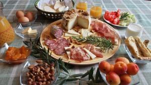 KojskoValentina Guest House at Pintar Wine Estate的桌子上放着一盘食物的桌子