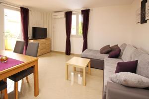 巴斯卡Apartments Gorica 2的客厅配有沙发和桌子