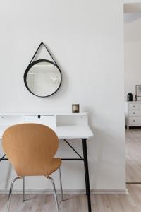 维也纳Sophienne Apartments的一张带镜子和椅子的桌子