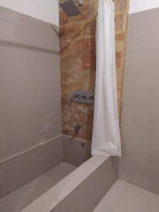 艾湄湾艾湄海洋度假村的浴室内配有白色淋浴帘。