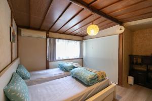Kizuna Guesthouse的房屋内一间卧室,配有一张床