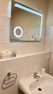 基尔霍诺酒店的一间带水槽和镜子的浴室