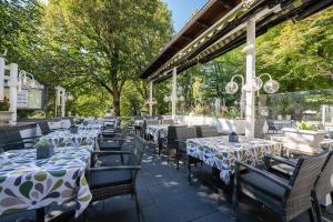 莱茵河畔的布赖萨赫Landgasthof Adler的餐厅设有桌椅,并种有鲜花