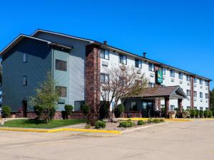 布卢明顿Quality Inn & Suites Bloomington I-55 and I-74的酒店前方的 ⁇ 染