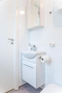 萨维兰德New Åkrahamn coast house的白色的浴室设有水槽和镜子