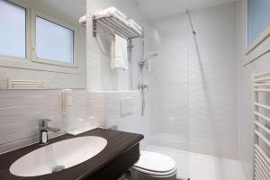 南特格拉斯林贝斯特韦斯特酒店的一间带水槽、卫生间和淋浴的浴室