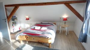 BellefosseGîte de montagne -Bellefosse Alsace的阁楼卧室配有床