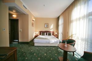 哈斯科沃利特洛酒店的酒店客房配有一张床铺和一张桌子。