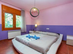 迈阿密普拉特亚Villa Rustical Mont Roig by Interhome的一间卧室设有一张紫色墙壁的大床