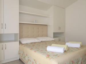 JurandvorApartment Marija - BKA501 by Interhome的白色卧室配有带2个枕头的床