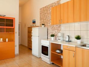 JurandvorApartment Marija - BKA501 by Interhome的厨房配有白色冰箱和水槽