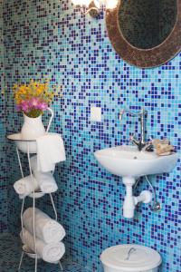Liiva拉斯彻马提森穆胡怀恩豪斯酒店的蓝色瓷砖浴室设有水槽和卫生间