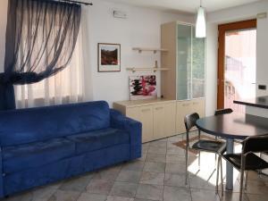 卡尔多纳佐Apartment Schmid by Interhome的客厅配有蓝色的沙发和桌子