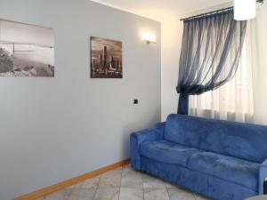 卡尔多纳佐Apartment Schmid by Interhome的客厅设有蓝色沙发,配有窗户