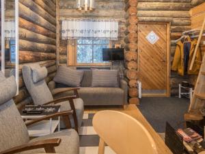 鲁卡Holiday Home Saukkokumpu 3 by Interhome的小木屋内的客厅配有沙发和椅子