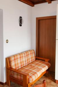 卡尔多纳佐Apartment Brida by Interhome的沙发坐在房间的角落