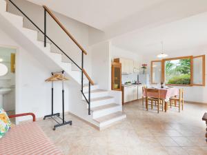 里奥内莱尔巴Apartment Campo Grande-2 by Interhome的客厅和厨房,房子内有楼梯