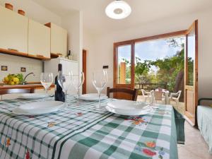 里奥内莱尔巴Apartment Campo Grande-1 by Interhome的一张桌子,上面有绿色的白色的桌布