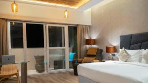 Hotel Clarks Inn Suites Kangra客房内的一张或多张床位