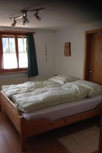 昆塔尔Apartment Chalet Zimmermann by Interhome的卧室内的一张大床,设有窗户
