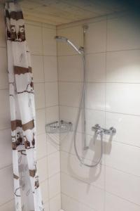 昆塔尔Apartment Chalet Zimmermann by Interhome的带淋浴和浴帘的浴室