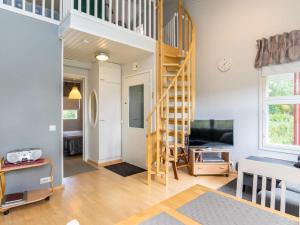 拉赫登佩拉Holiday Home Prokatti by Interhome的一间设有螺旋楼梯的房间和一间客厅