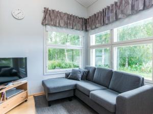 拉赫登佩拉Holiday Home Prokatti by Interhome的带沙发和2扇窗户的客厅