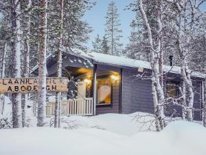 萨利色尔卡Holiday Home Pikkuporo a by Interhome的雪中树林里的小木屋
