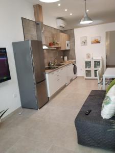 罗萨里奥港Casa Guanche的厨房配有不锈钢冰箱和桌子