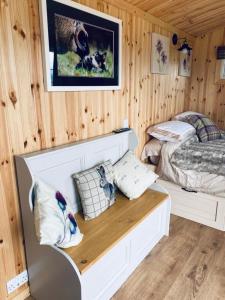 珀斯Remarkable Shepherds Hut in a Beautiful Location的一间卧室设有两张床和木墙