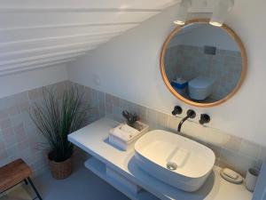 卡瓦利亚尔Lovely 2-bedroom apartment- Comporta的一间带水槽和镜子的浴室