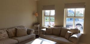 卡林福德Relax at Safe Haven的客厅设有2张沙发和2扇窗户