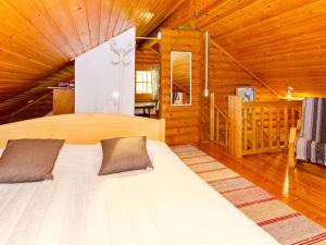 LiperiHoliday Home Suvituuli by Interhome的小木屋内一间卧室,配有一张床