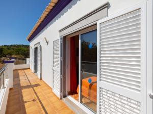 埃斯托伊Holiday Home Joaquim by Interhome的一个带滑动玻璃门的房屋阳台