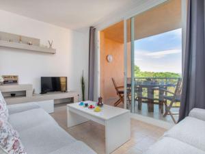 帕尔斯Apartment Sa Guilla by Interhome的带沙发和桌子的客厅以及阳台。