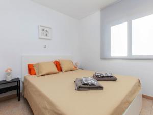 帕尔斯Apartment Sa Guilla by Interhome的一间卧室配有一张床,上面有两条毛巾