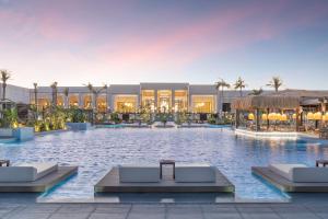 赫尔格达Steigenberger Resort Ras Soma的度假酒店游泳池的 ⁇ 染