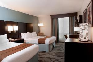 罗克艾兰阔德城岩岛假日酒店的酒店客房设有两张床和窗户。