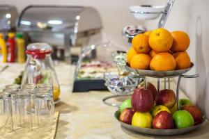 波德戈里察特米内斯酒店的盘子上摆着一碗水果